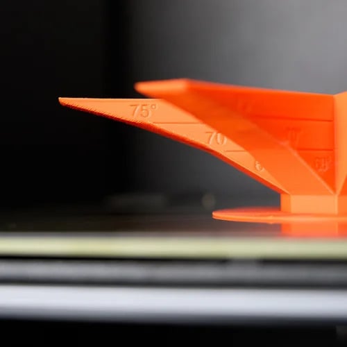 Plate with stunning overhangs