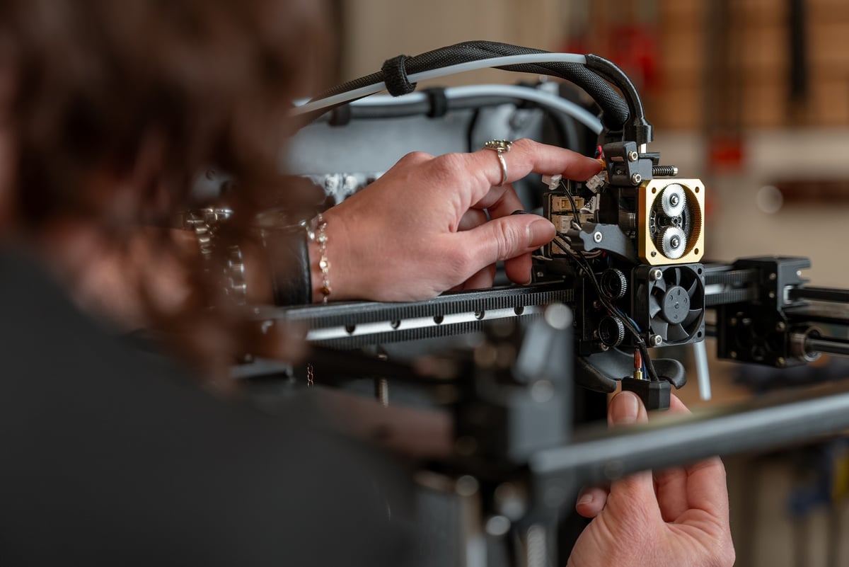 Techniker bei der Montage von Druckern auf der Prusa-Fertigungslinie in Newark, Delaware