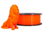 Szpula Prusament PLA Prusa Orange obok wydrukowanego pomarańczowego lwa