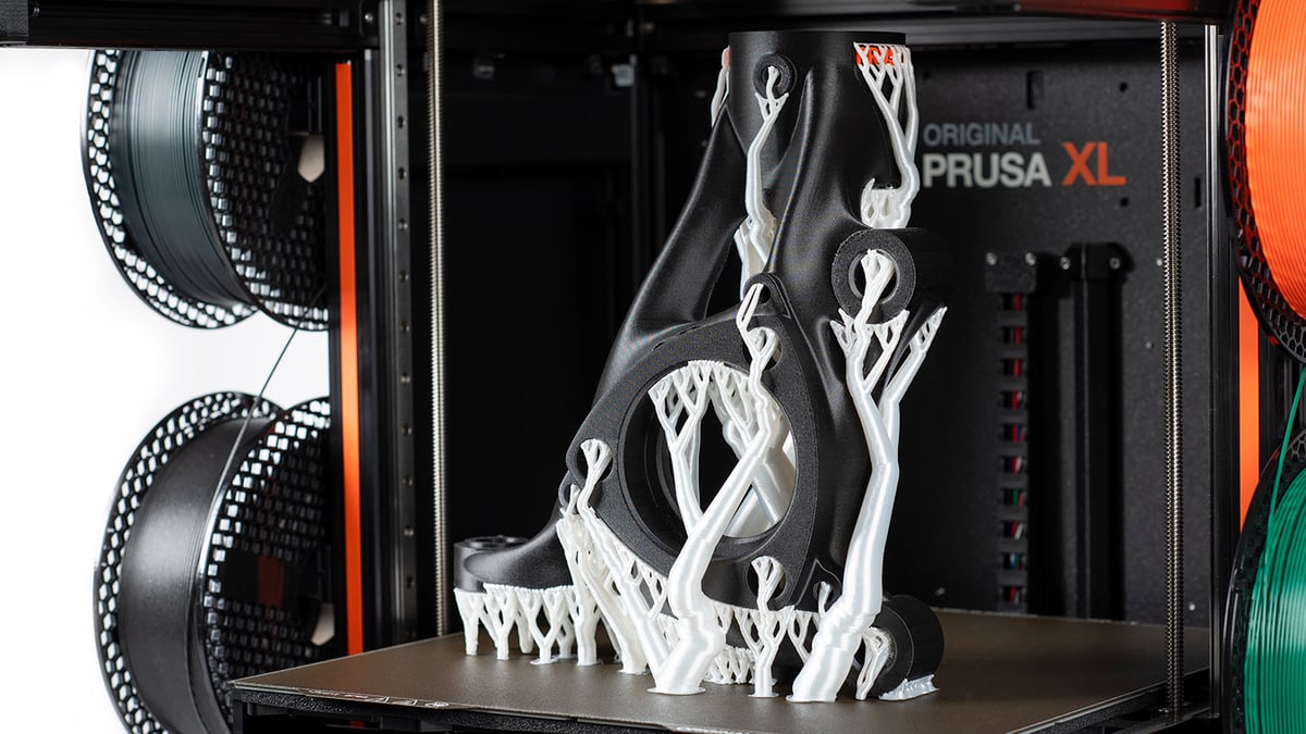 Detail doků měniče nástrojů Prusa XL+ s zaparkovanými toolheady