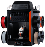 Prusa CORE One+ ze zmieniarką narzędzi INDX na górze i szpulami filamentu zamontowanymi po obu bokach.
