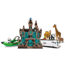 Trois modèles imprimés en 3D : un bateau gonflable vert, une locomotive électrique blanche et un château hanté avec des fenêtres éclairées par des éclairs bleus