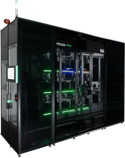 Prusa Pro AFS, wysoka szafa z przeszklonym frontem i półkami pełnymi drukarek CoreXY, między którymi porusza się ramię robota.