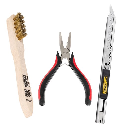 Une brosse, des pinces et un couteau