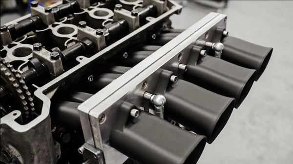 Une équipe d'ingénieurs examine les coûts de production de la fabrication additive