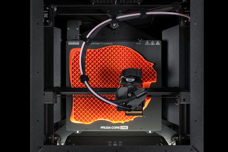 Imprimante 3D de bureau présentée dans un espace de travail compact